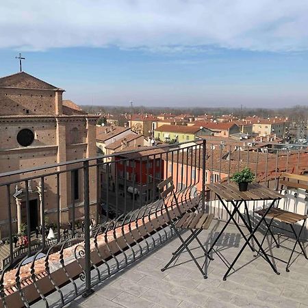 Mansarda Con Vista In Centro A Piacenza Apartment Bagian luar foto