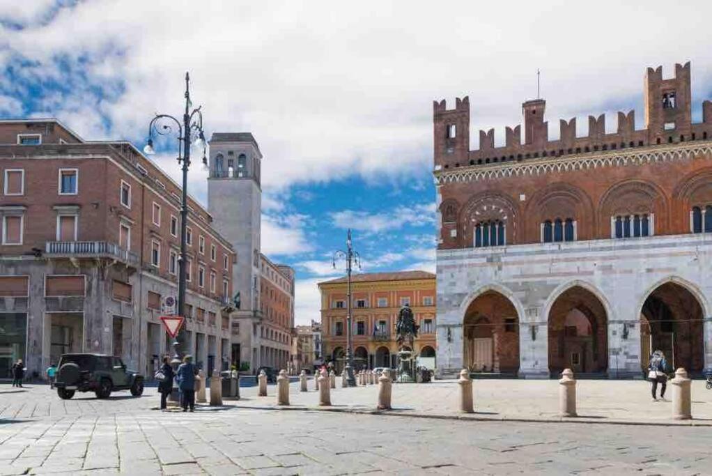 Mansarda Con Vista In Centro A Piacenza Apartment Bagian luar foto