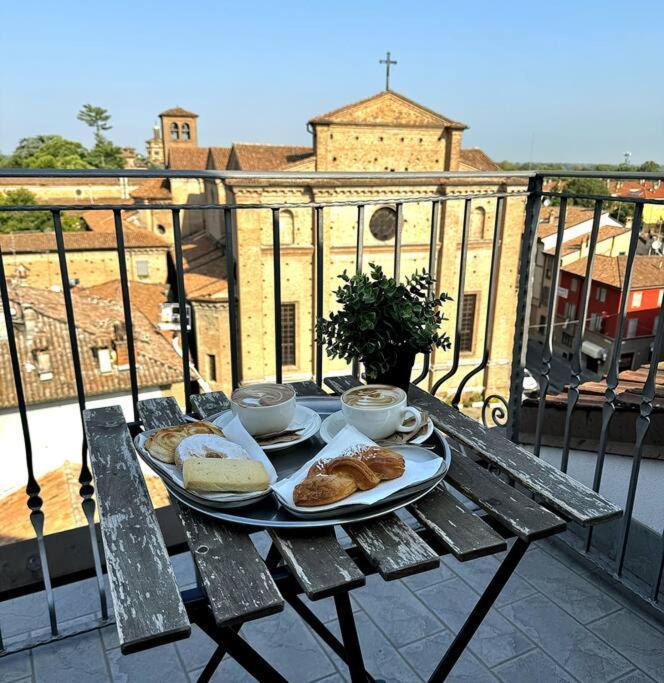 Mansarda Con Vista In Centro A Piacenza Apartment Bagian luar foto