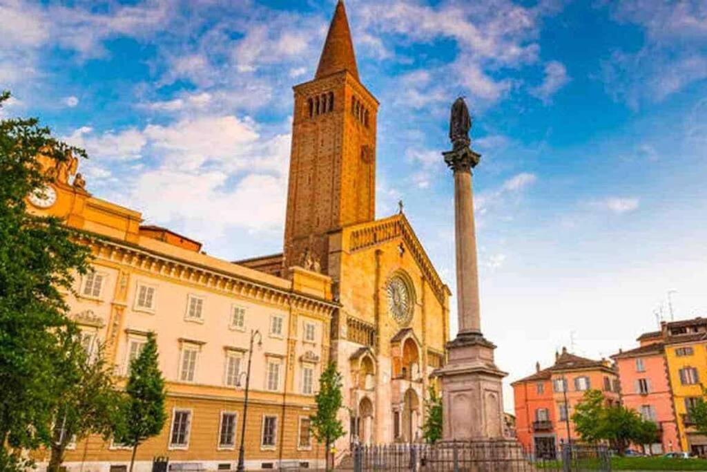 Mansarda Con Vista In Centro A Piacenza Apartment Bagian luar foto