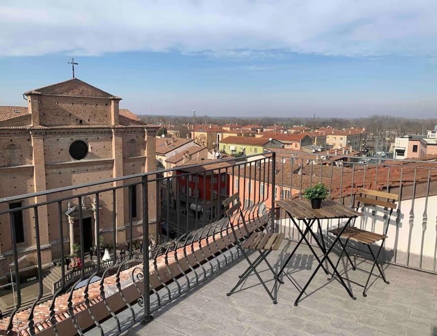 Mansarda Con Vista In Centro A Piacenza Apartment Bagian luar foto